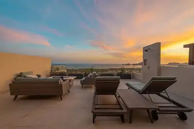 Image de 2br Penthouse with Private Rooftop & Seaview & Pool