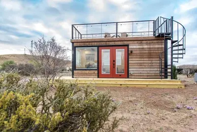 Image de New! The Wild West Cozy Container Home