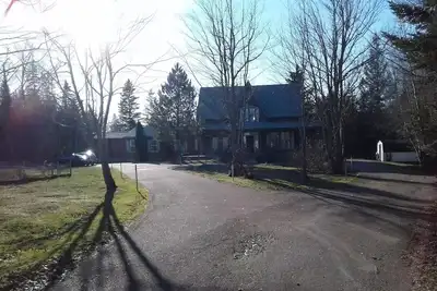 Image de 6 bedroom 2 bath country retreat\n