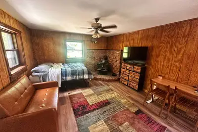 Image de Rustic Tabor Woods Cabin near Cacapon State Park w/Patio, Grill