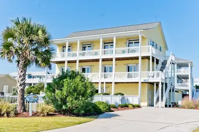 Image de Beach Blessings, Almost Oceanfront House in Emerald Isle, Nc!