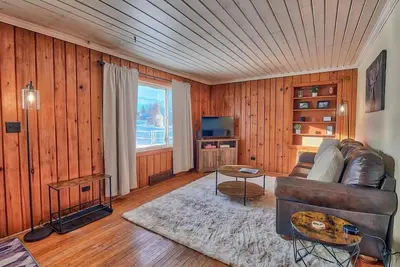 Image de Griffin's Sleek Pine Hideaway