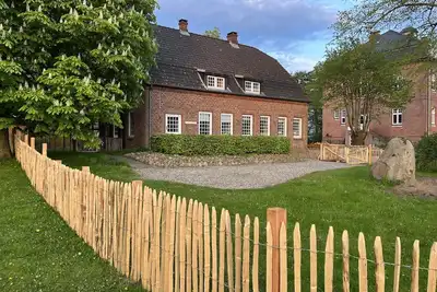 Image de Unter Parkbäumen mit Kamin, Eingezäuntem Garten und Sauna: Unsere Alte Meierei Gut Priesholz