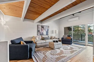Image de Walk to Base Area from beautifully updated 3/3 townhome w/Ac