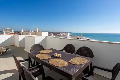 Image de Beach View 2 Bdr Apartment W/Balcony by LovelyStay
