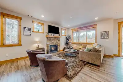 Image de Black Bear Lodge 4br w/ensuites, golf, driving range, game room, walk everywhere
