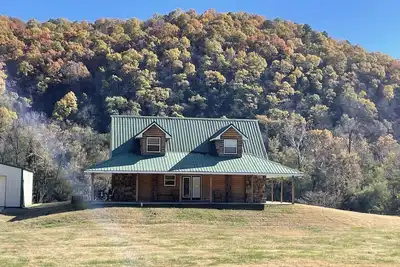 Image de River-front home perfect for a getaway or fishing excursion. Pet-friendly!