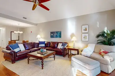 Image de Second-floor condo with private balcony, Ac, & W/D - walk to marina
