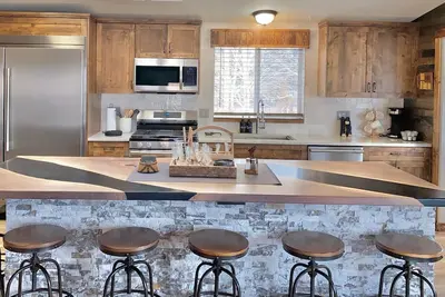 Image de Lake View Home That Truly Accommodates 12