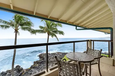 Image de Updated waterfront condo with ocean views, heated pool, & private lanai