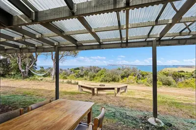Image de Clifftop Cocoon Swing into Scenic Sea Views