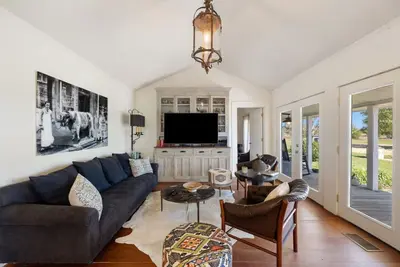 Image de Designory Round Top home, scenic views & pond!
