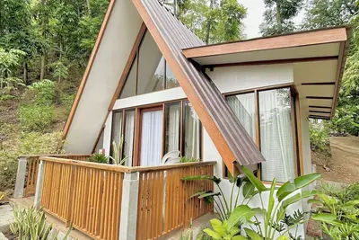 Image de A cozy cabin in a hidden paradise in the South - just few steps from the beach!
