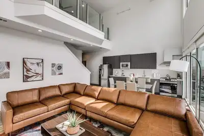 Image de Enjoy the View - Spacious Dallas Penthouse!