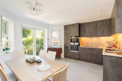 Image de Pass the Keys | 15 Hansom Place · Gorgeous, Central York Townhouse with Parking