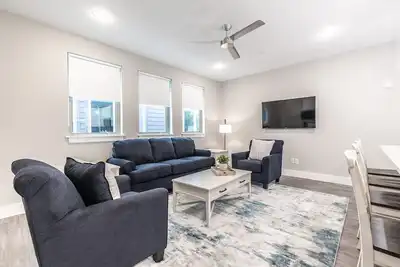Image de Magnolia District Modernism- Sleek 2-Bed Escape