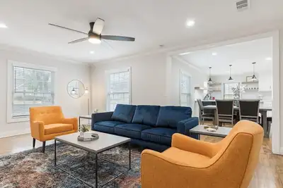 Image de Calmont Urban Farmhouse: 4-Bedroom Stylish Stay
