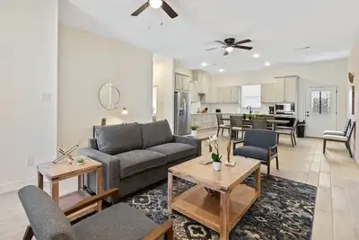 Image de Collett Charm: 4-Bedroom Graceful Escape