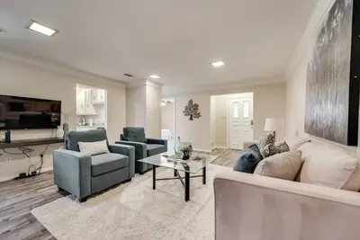 Image de Stylish Plano Home - Perfect for Small Groups!