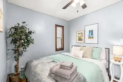 Image de Prime Location! Charming 2br, Royal Oak Downtown