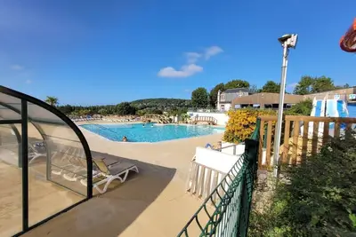 Image de Grand Mobil Home dans camping 5 * proche plage avec piscines et services.