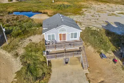 Image de Stunning dog-friendly coastal escape with decks, beach access, & amazing views