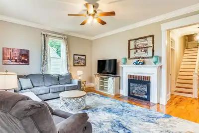 Image de Spacious Athens Home ~ 1 Mi to Downtown!