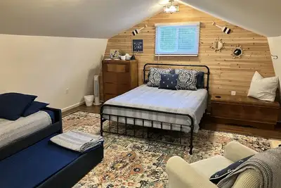 Image de Bungalow at the Lake - enjoy lake life within driving distance of the beach!