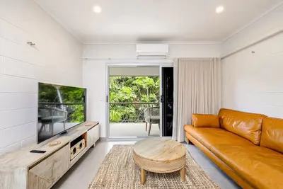 Image de The Tropical Trinity A Breezy Beachside Getaway