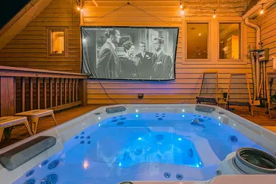 Image de Tranquil lake retreat with private hot tub, fire pit, deck, & incredible views