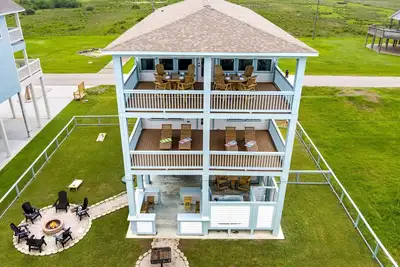 Image de Fire Pit/Hot Tub/5 min Beach/2 King/Pet/Game Room