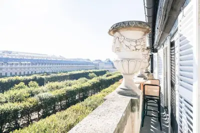 Image de Vue incroyable sur le Palais Royal \" Emilie in Paris \"