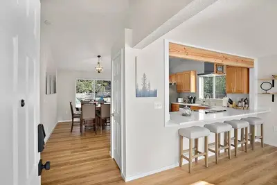 Image de Modern Home Close to Jblm and Ammentities, 3\/4 acre- Dog friendly