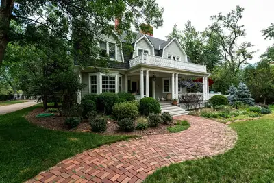 Image de Beautiful Broadmoor Estate located in the Heart of the Broadmoor Neighborhood.