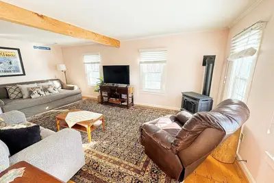Image de Cozy Farmhouse - Close to skiing!