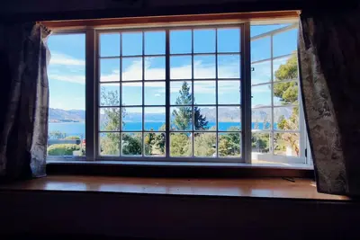 Image de Classic Kiwi Crib, 100m walk to the lake with room for the whole family.