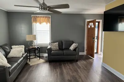 Image de Renovated near downtown & Caesars. Fire pit & grill with front porch & deck.