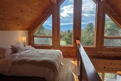 Image de Scenic Vistas Chalet: Fire pit, Deck, Ac, Grills\n\n
