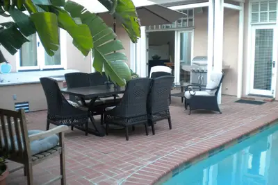 Image de Custom Home in Desirable Area - downtown & hiking/biking trails; splash pool