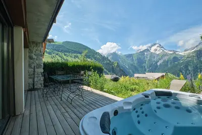 Image de Appartement de vacances \"7 Couchages - Jacuzzi\" avec vue sur montagne et jardin privé