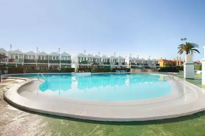 Image de Appartement de vacances 'Dunaflor Gemelo 3' avec piscine partagée, Wi-Fi et climatisation