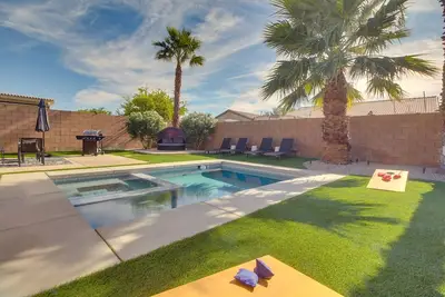 Image de Game Room, Hot Tub & Gas Grill: Chic Indio Oasis!