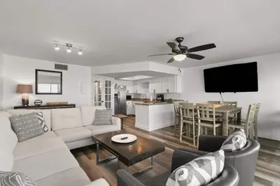 Image de Water views on every floor, 5 min walk to the beach, boat dock, free parking