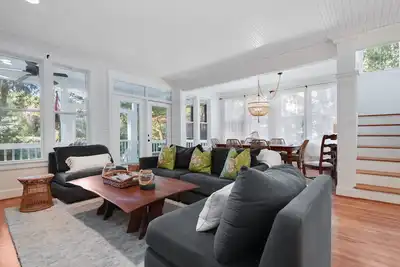 Image de Cozy cottage close to ferry & lighthouse. Large screened in porch with golf course view