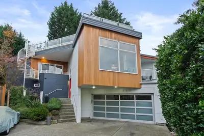 Image de Stunning, centrally located Modern Home with easy Lake access