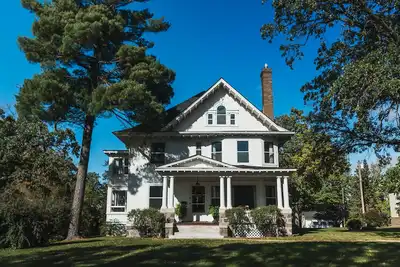 Image de Large Historic Estate on the shores of Lake Winona