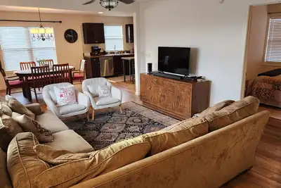 Image de Cozy, quiet, comfortable 3br house, across from the Laurel High School.