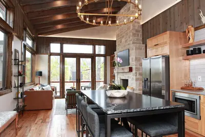 Image de Modern Cabin on Monkey Island with Expansive Deck & Hot Tub!
