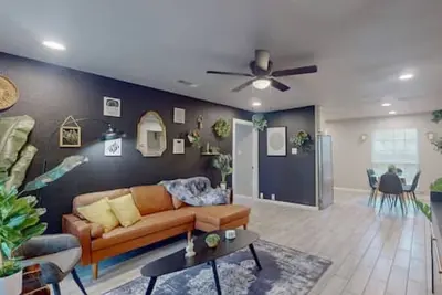 Image de Modern Moody Bungalow | 1mile to At&T & Globe Life