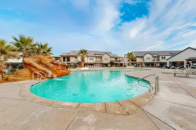 Image de Enchanting townhome with pool, hot tub, fire pit, games, & great balcony views